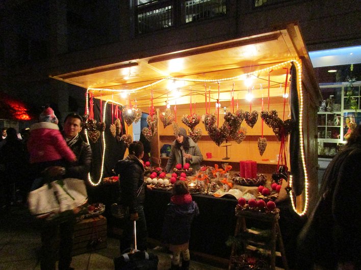 Adventliche Stimmung am Weihnachtsmarkt auf dem Megger Dorfplatz.